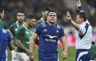 Guilhem Guirado lors de France - Irlande, le 3 février 2018, avec l'arbitre Nigel Owens. "Il parlait seulement gallois et anglais", s'amuse l'ancien capitaine des Bleus.