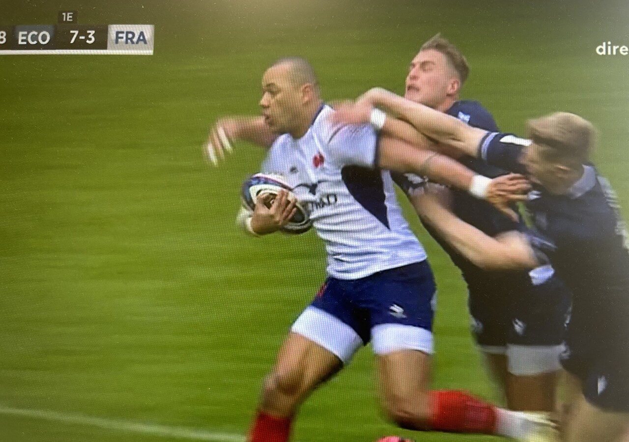 , Écosse-France. L’arbitre devait-il pénaliser Van der Merwe pour son plaquage sur Fickou