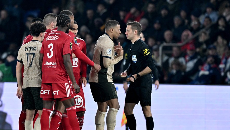 , Football : « On ne sait plus comment arbitrer », les polémiques se poursuivent entre les clubs et arbitres de Ligue 1