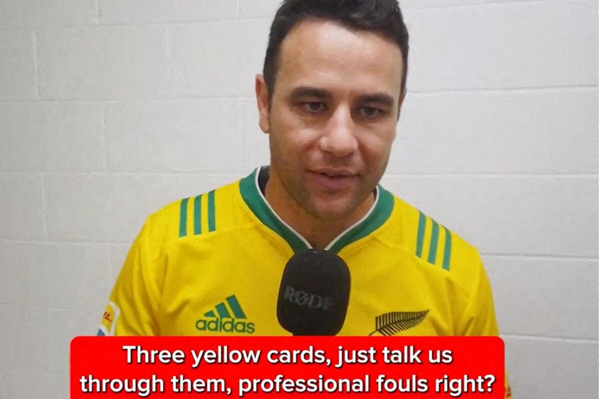 , Arbitrage. Interviewé par un journaliste, Ben O’Keeffe explique ses décisions après un match de Super Rugby