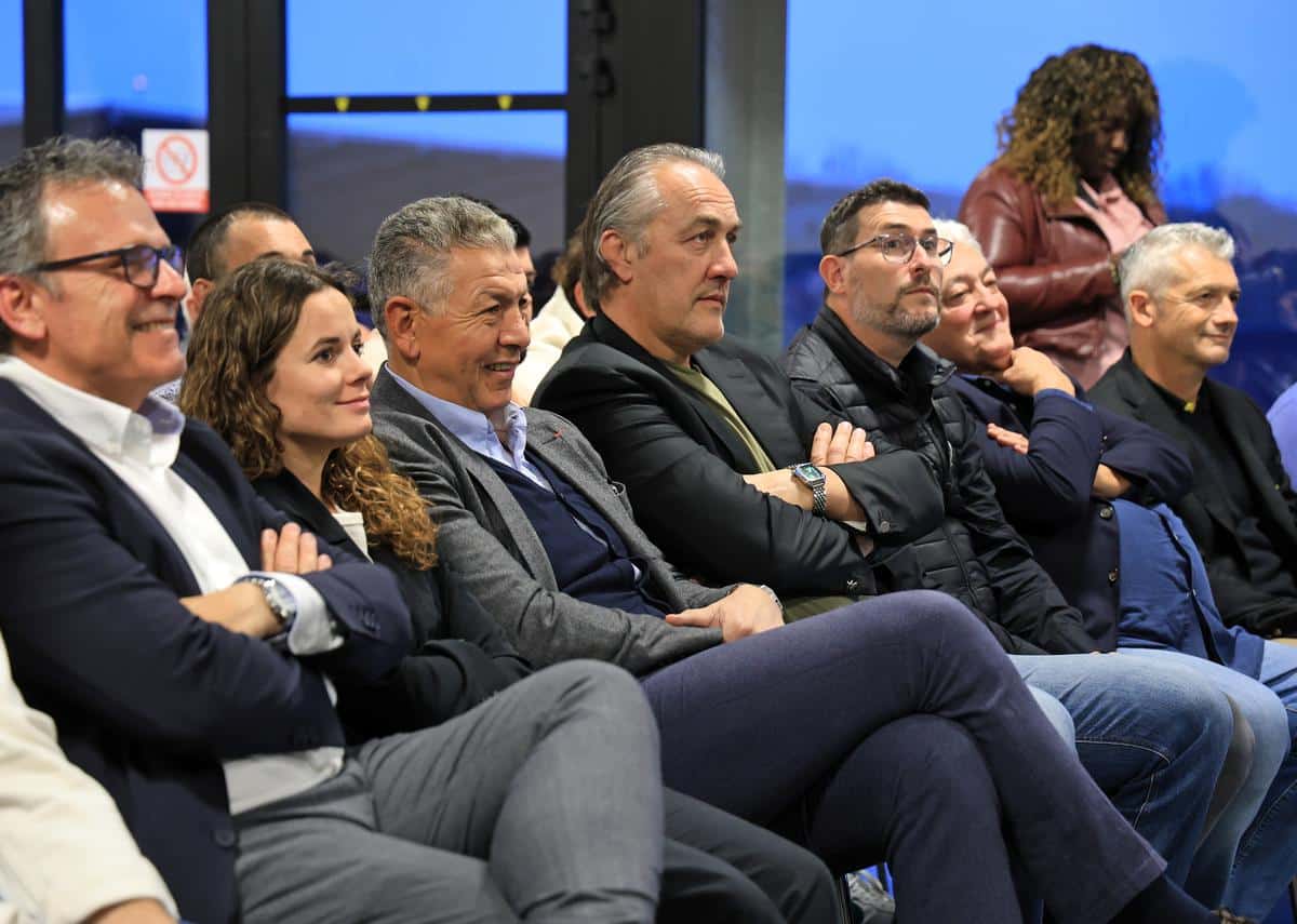 Abdelatif Benazzi et Olivier Roumat, au premier rang.