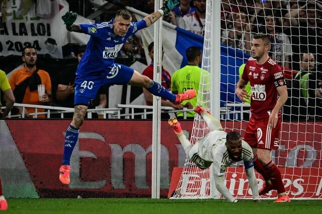 Marco Bizot s’est rendu coupable d’un geste dangereux à l’égard d’Alexandre Lacazette. Photo : Olivier Chassignole / AFP photo marco bizot s’est rendu coupable d’un geste dangereux à l’égard d’alexandre lacazette. © photo : olivier chassignole / afp