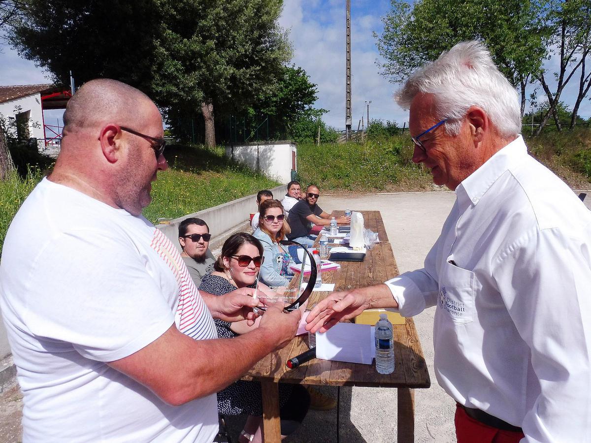 , Foot : pourquoi le chef des arbitres charentais a été suspendu un an