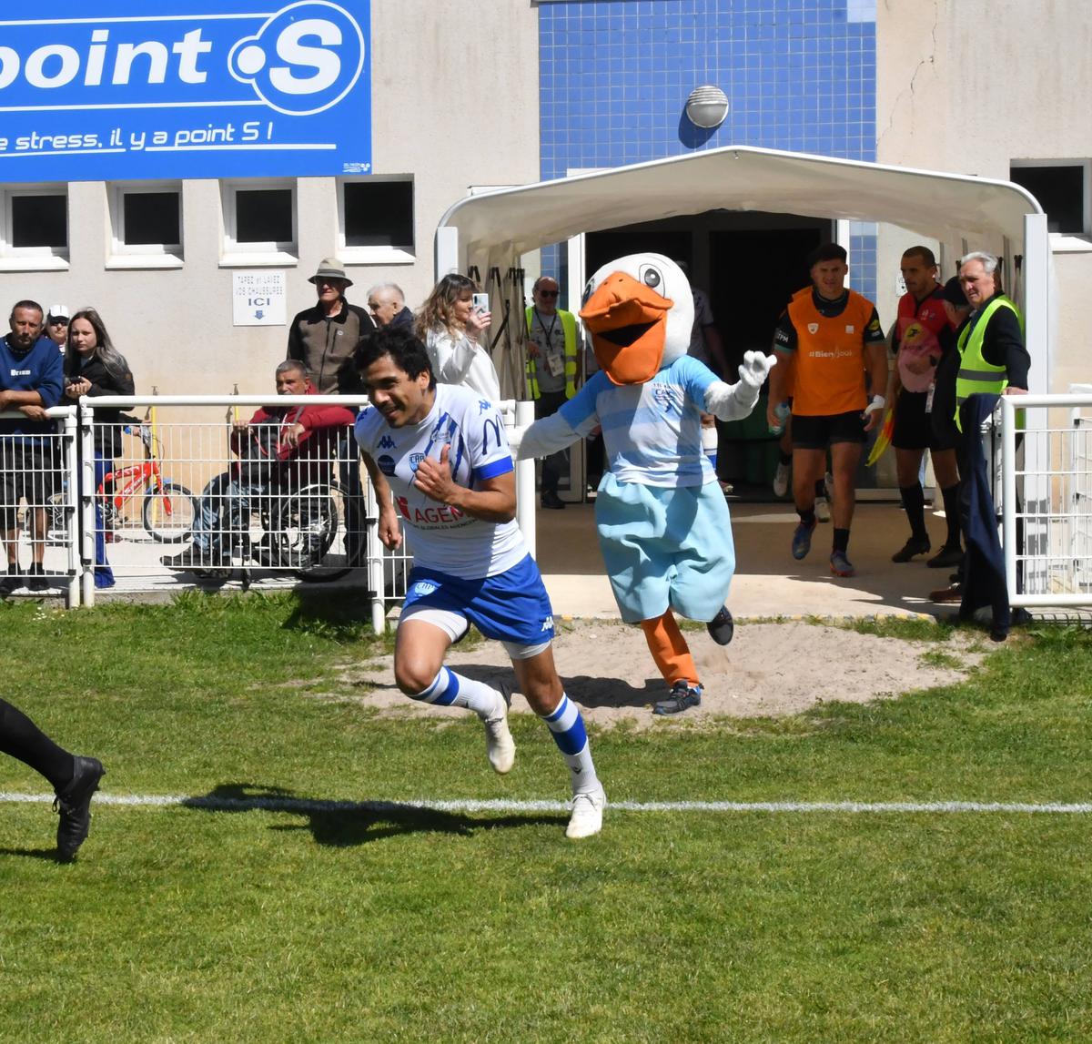 Djamel Ouchène est entré le premier sur le terrain.