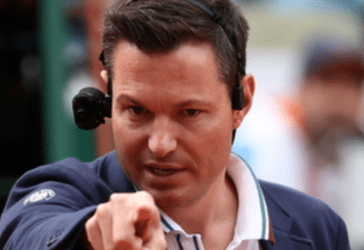 L'arbitre allemand Nico Helwerth équipé de sa caméra. (Loïc Wacziak / FFT)