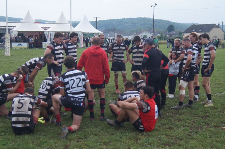 La d&eacute;ception du groupe du RCBLM &agrave; la fin du quart de finale &agrave; B&eacute;n&eacute;jacq (64).