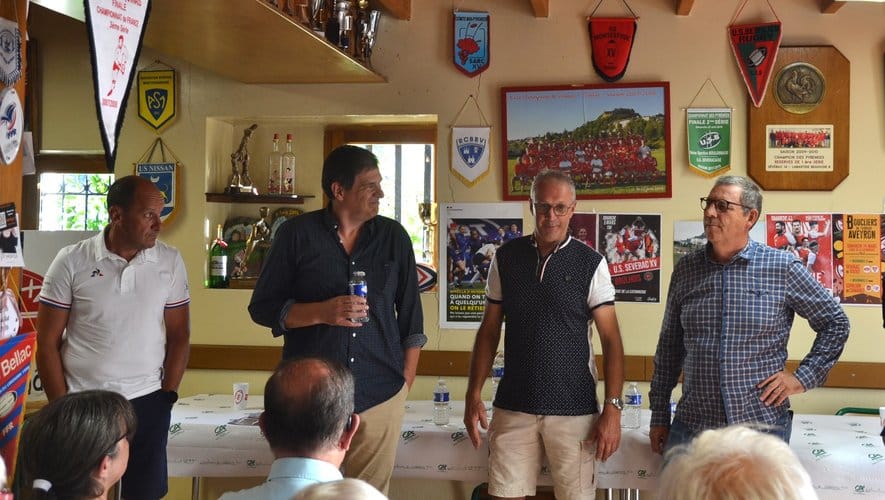 , Le président de la Fédération française de rugby, Florian Grill au-dessus des braises à Sévérac-d’Aveyron