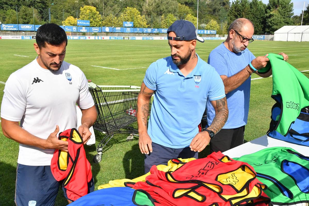 Distribution de chasubles avant le dernier entraînement de la semaine.