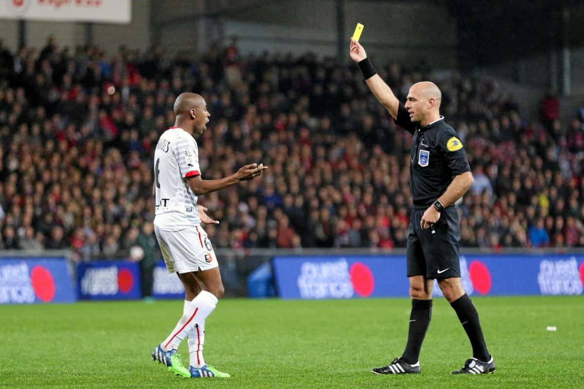 , Crier sur l’arbitre est-il efficace