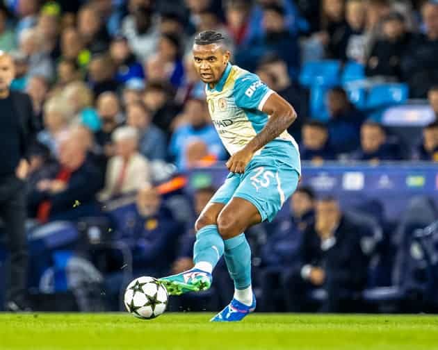 , Manchester City: Akanji a confondu l’arbitre de touche avec Bernardo Silva à cause du maillot en hommage à Oasis