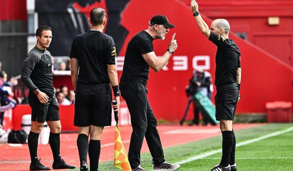 , Stade Brestois. Éric Roy voit rouge contre l’arbitrage en Ligue 1