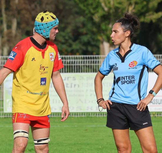 Sidonie privil&eacute;gie le dialogue avec les joueurs, ici avec Eauze.