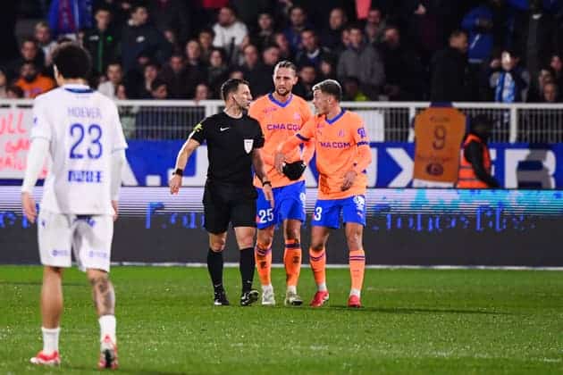 , Ligue 1: pourquoi les arbitres hésitent encore à communiquer après les matchs