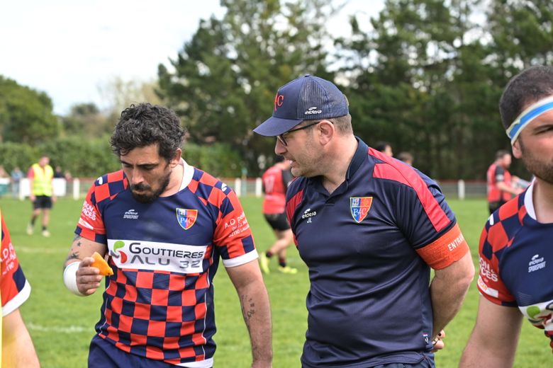 Julien Laffargue, coach de Panjas, profite des agrumes pour donner des consignes &agrave; ses hommes.