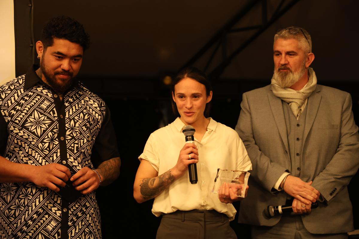 La Mussidanaise Clémence Hivert, récompensée par Afa Amosa (à gauche), le capitaine du CA Périgueux.