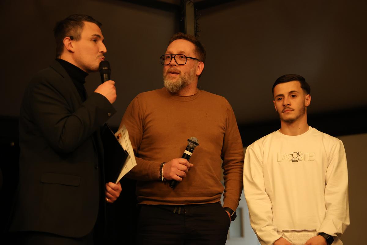 Le vice-président de l’USC Terrasson Benoît Bigeat (au centre) reçoit le trophée de la RSE.