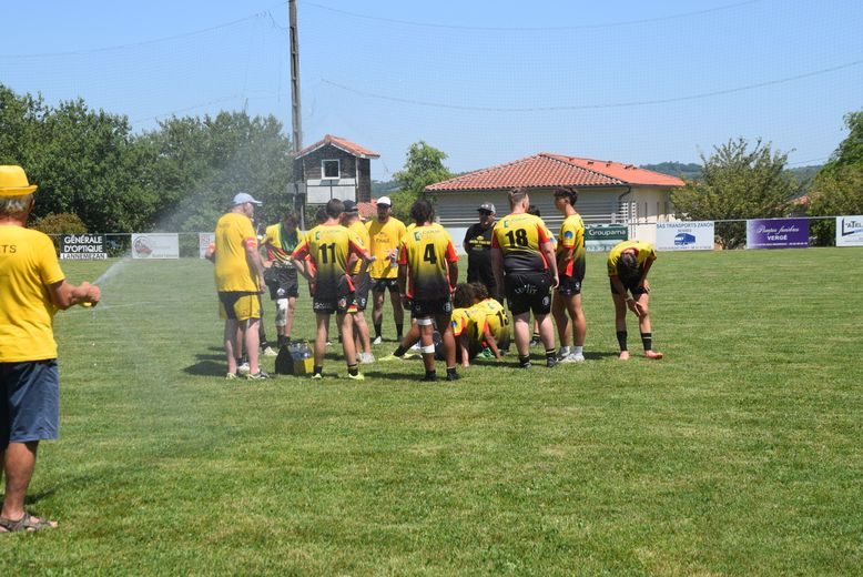 Insolite pose fra&icirc;cheur pour les jeunes Lectourois.