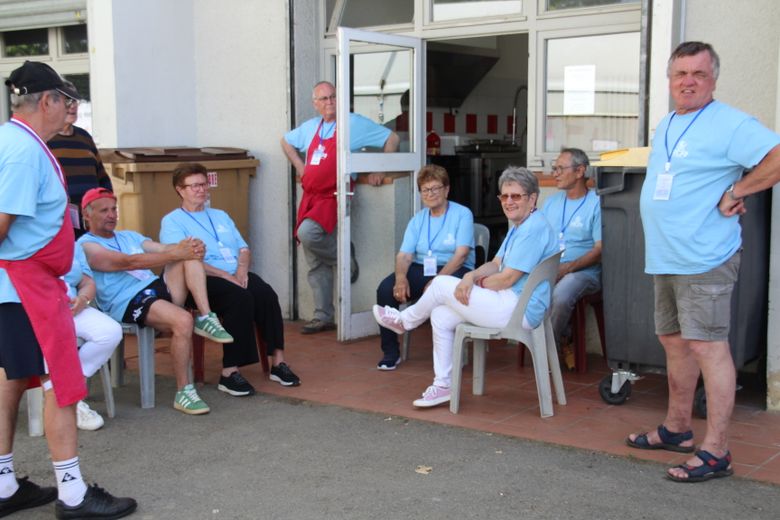 Un instant de repos pour la famille des b&eacute;n&eacute;voles du RC Auch.