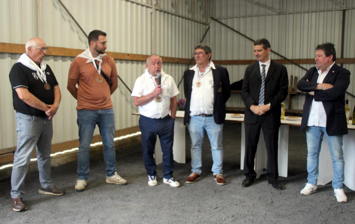 Michel Rechède (a droite) président de la ligue de rugby Nouvelle-Aquitaine a remis quatre médailles à des dirigeants de Saint-Médard.