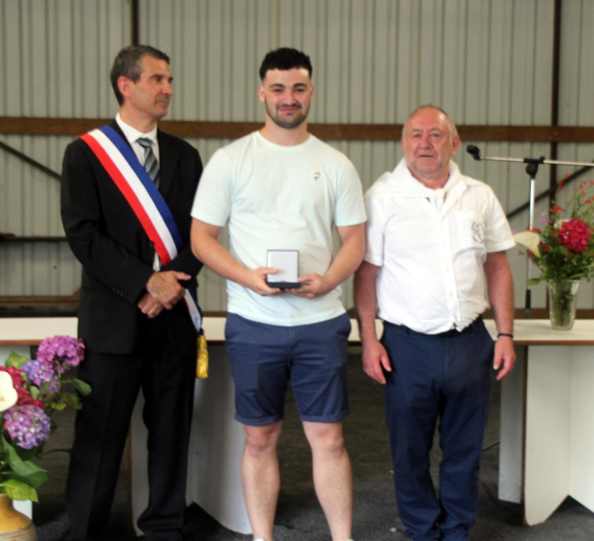 Le maire a mis à l’honneur le capitaine des joueurs en présence du président de Saint-Médard.