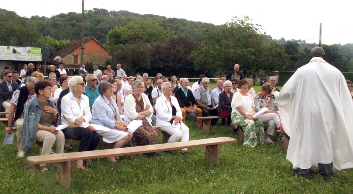 Pres de 150 personnes ont assisté à la messe en plein air.