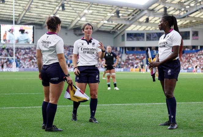 Aurélie Groizeleau (au centre), lors du match opposant l’Angleterre à l’Australie, à Brighton (Royaume-Uni), le 6 septembre 2025.