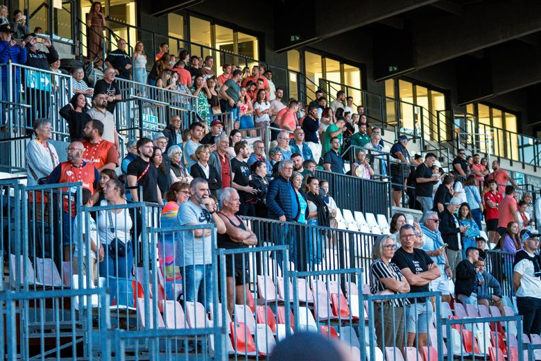 Entre 500 et 800 spectateurs dans les trav&eacute;es du Parc des sports et de l&rsquo;amiti&eacute;.