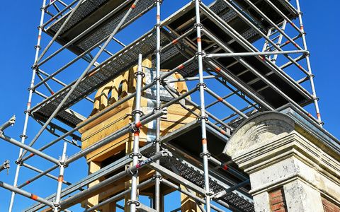 « La partie la plus visible » de ce chantier : la restitution du campanile, au sommet du château de Kerguéhennec. Un ouvrage de 9m3 de bois, lourd de trois tonnes, gruté la semaine dernière.