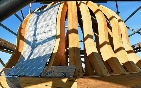 Fait en chêne, le campanile, qui se hisse à 5 m au-dessus du toit du château de Kerguéhennec, sera ensuite habillé en zinc.