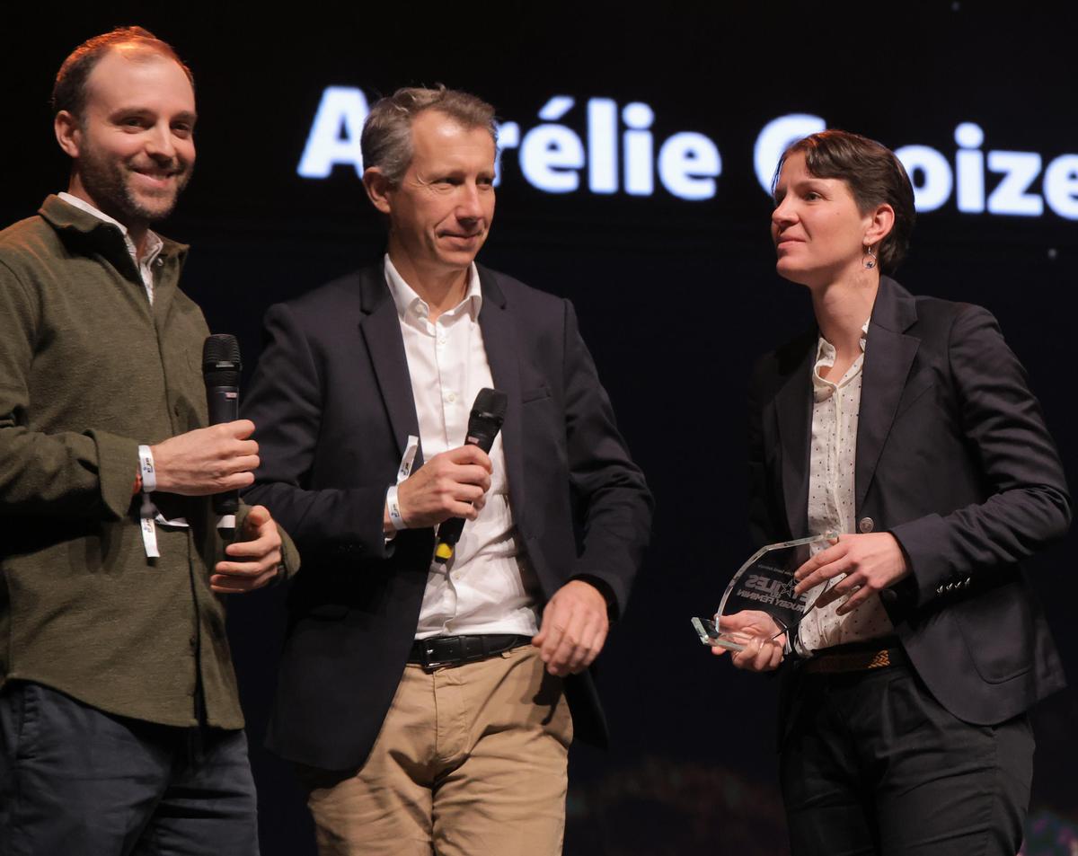 La meilleure arbitre Aurélie Groizeleau saluée par un confrère, Pierre-Baptiste Nuchy (tout à gauche) et le directeur général du groupe « Sud Ouest » Christophe Galichon.