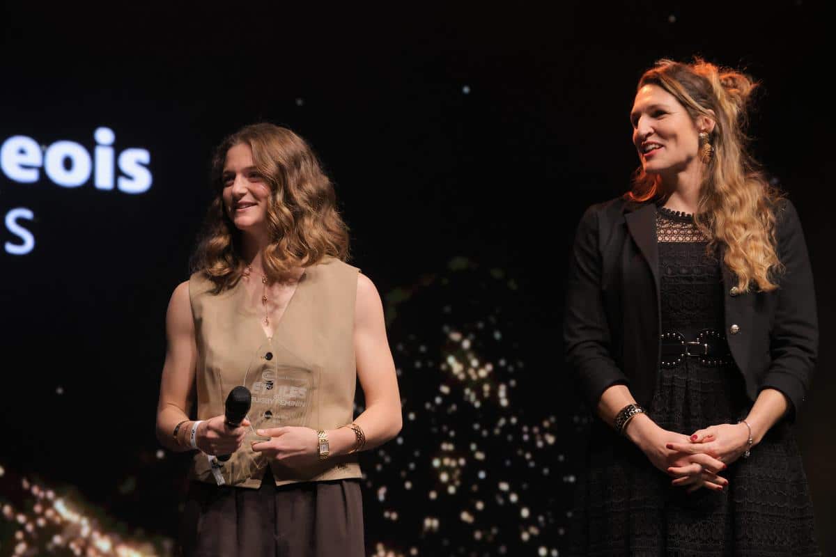 L’arrière du XV de France et des Lionnes Morgane Bourgeois élue étoile d’Élite 1 ici aux côtés de la marraine de la soirée, Lénaïg Corson.