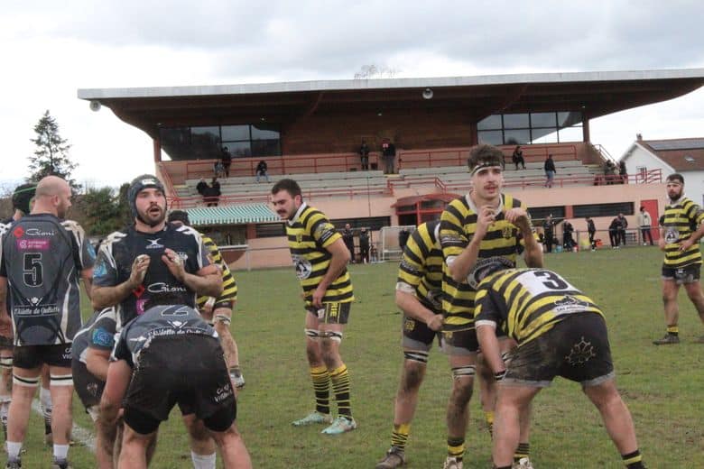 Une touche devant une tribune de S&eacute;m&eacute;ac vid&eacute;e de tout public.