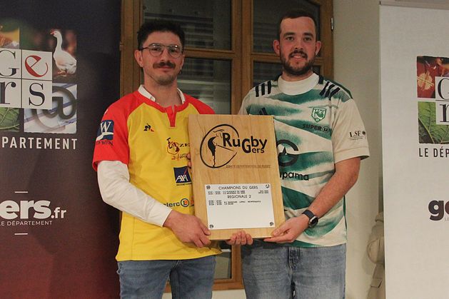 Tanguy Pelliza (US Eauze) et Jean Bayle (Masseube XV) posent avec le Bouclier de Terroir de R&eacute;gionale 2.