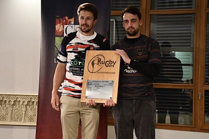 Le Bassouais Guillaume Labourd&egrave;re aux c&ocirc;t&eacute;s du Vicois Valentin Ducousseau.