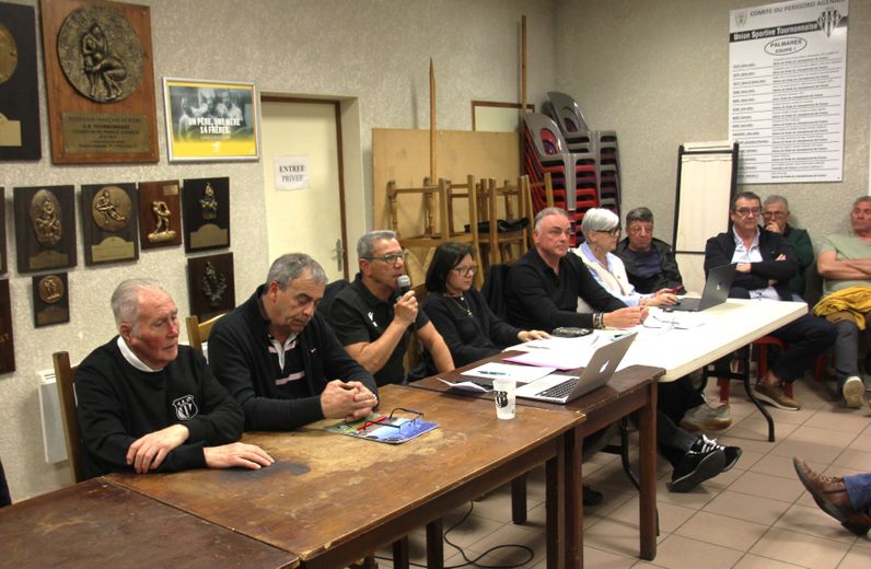 Les membres du bureau et du conseil d&rsquo;administration &agrave; l&rsquo;&eacute;coute du public.